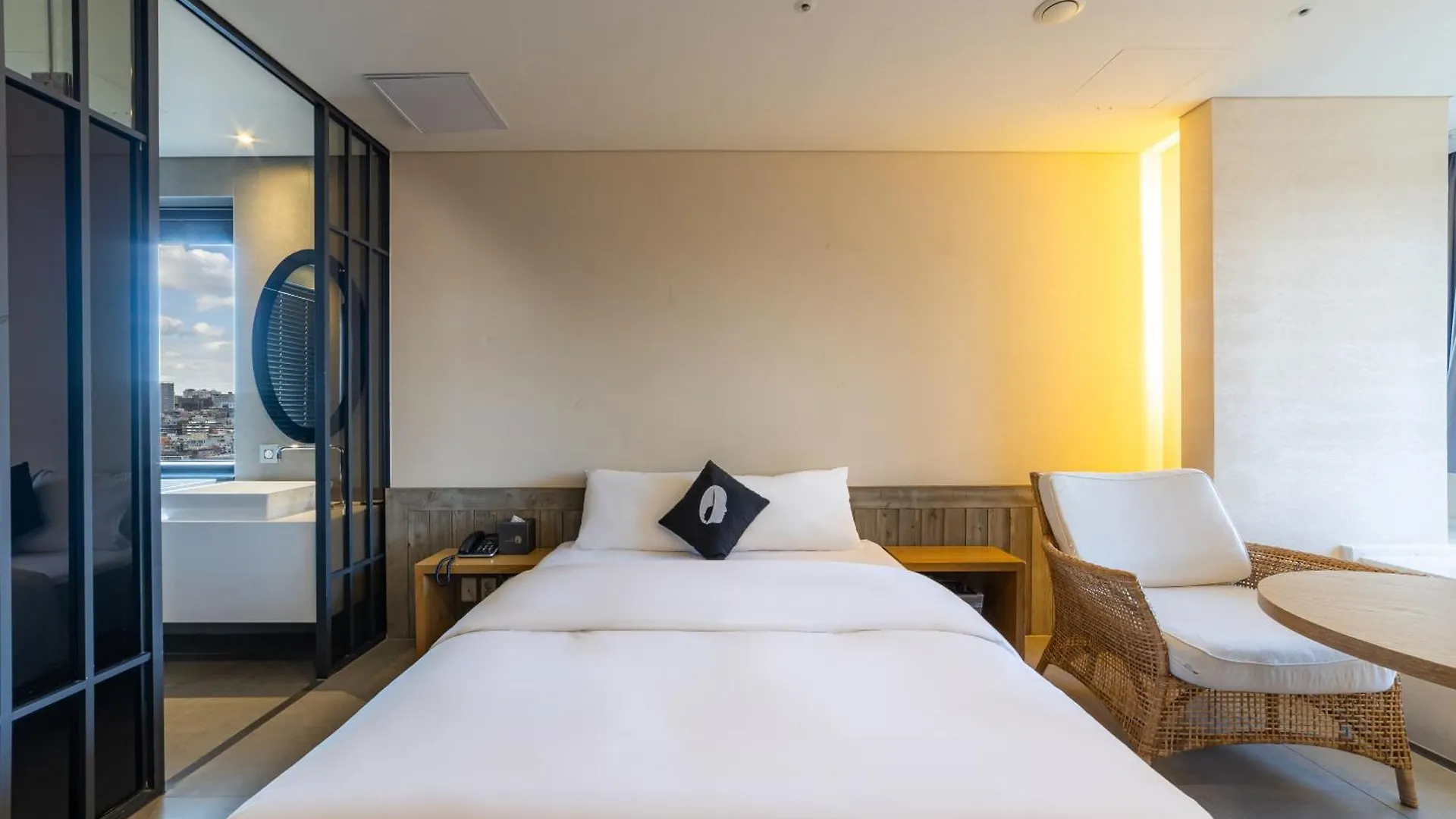 Hotel The Designers Seoul Station 3*,